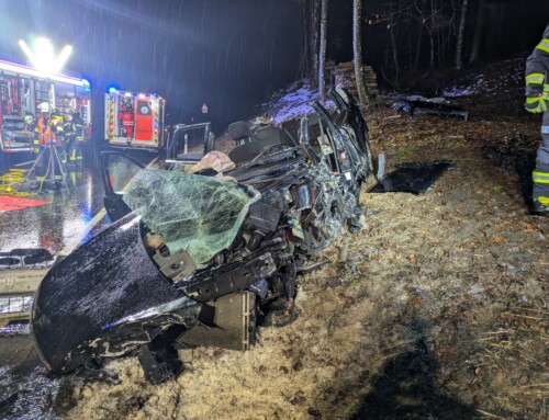 Schwerer Verkehrsunfall mit mehreren eingeklemmten Personen